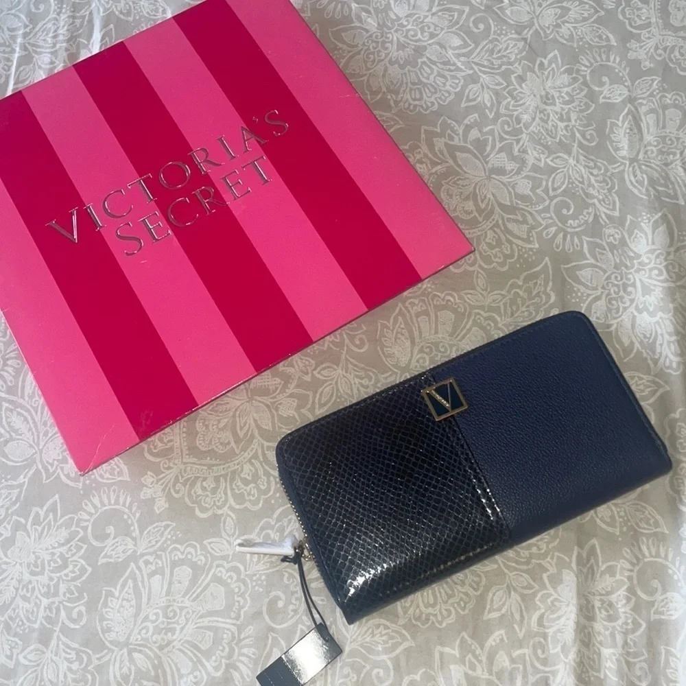 Victoria's Secret Midnight Croc Zippy Wallet Large Bi-Fold - Picture 4 of 8